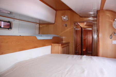 aft cabin and passage starbd.jpg